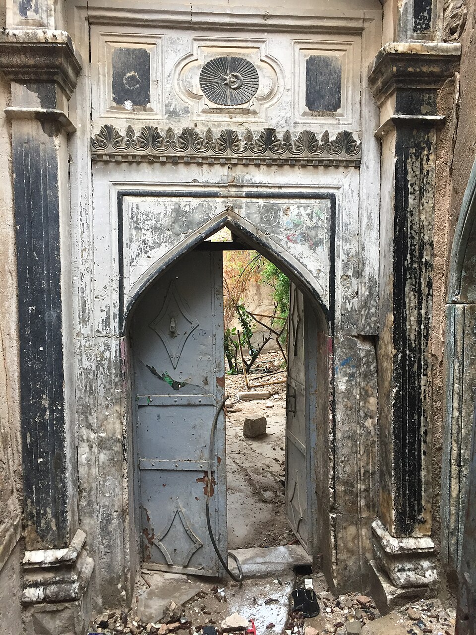 Entrance of Sassoon Synagogue, Mosul, 2018